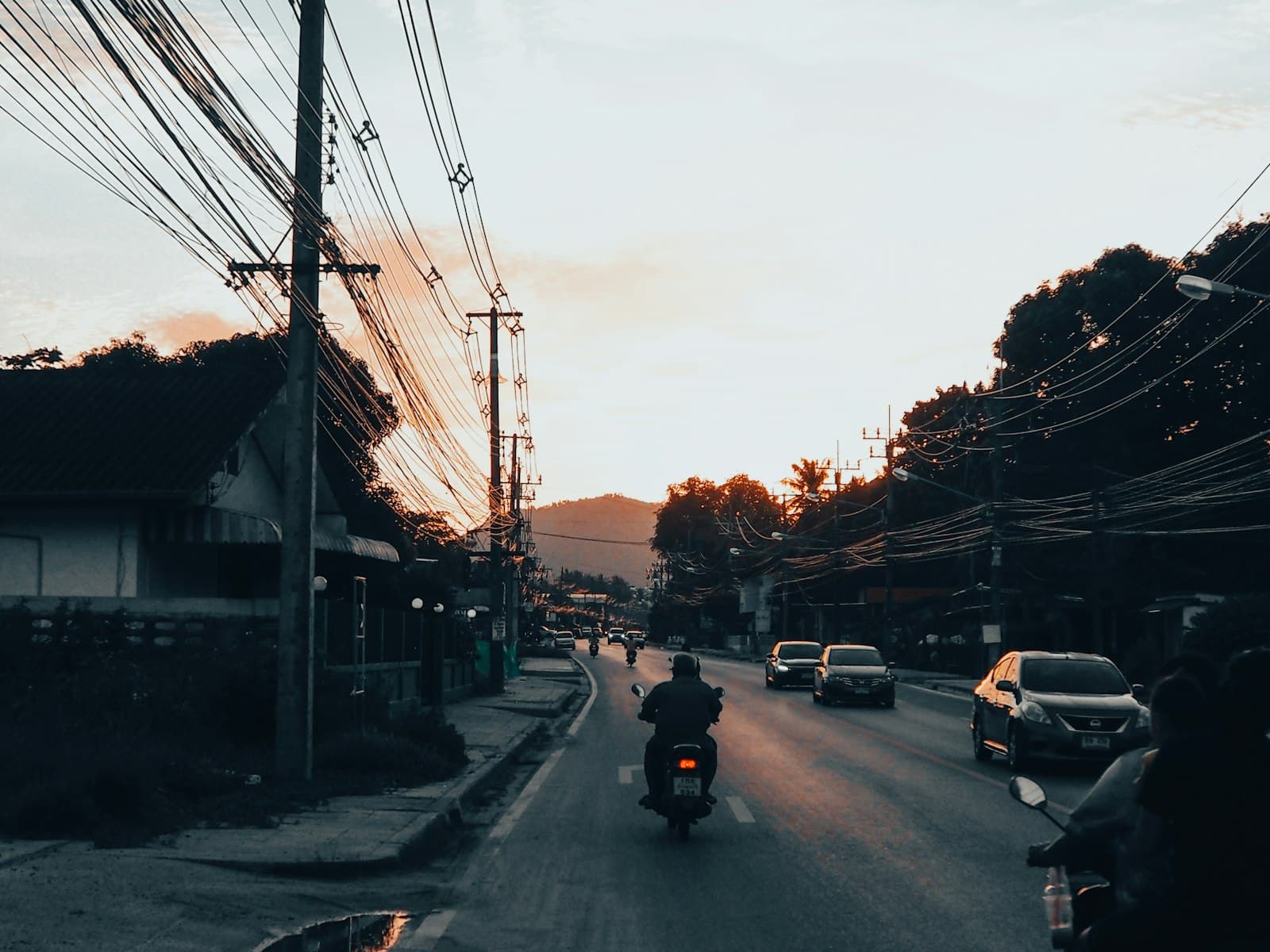 ผู้ขับขี่มอเตอร์ไซค์บนท้องถนน